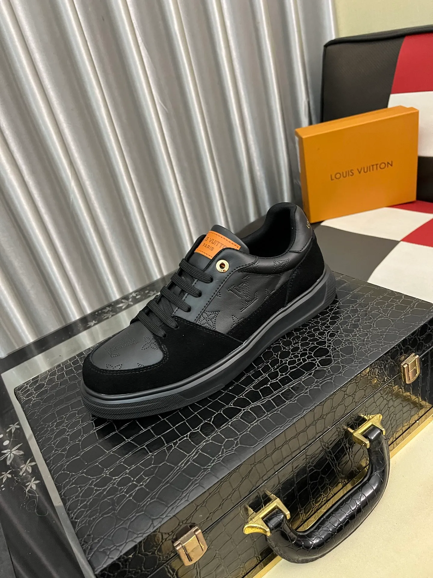 Men's Men's Shoes 💰420⌚️⌚️LV Louis Vuitton. The latest trendy casual shoes are popular in physical stores in sizes 38-44. New spring and summer comfortable imported custom original cowhide, unique jacquard fabric element design. Paired with sheepskin lining, Lv original bottom, [taiyang][taiyang] high-end packaging and high quality💪Details determine the quality, you can enter and leave the counter at will, welcome to compare🇮🇹